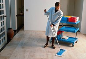 limpiezas kinoa señora limpiando suelo